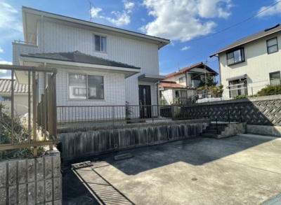 【外観】 | 高屋町高屋東　戸建  | 駐車場並列3台可　前面道路幅員6m以上で駐車もラクラクです