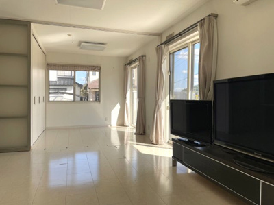 【居間・リビング】 | 高屋町高屋東　戸建  | LDK横の洋室を繋げれば更に開放的な空間になります　デッキにも面しているのでお庭の景色も楽しめますよ