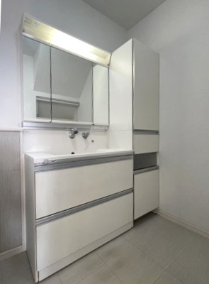 【独立洗面台】 | 高屋町高屋東　戸建  | 収納豊富な三面鏡付洗面台　広い脱衣所　リネン収納も充分にできます