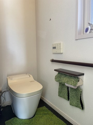 【トイレ】 | 高屋町高屋東　戸建  | 高機能トイレ　タンクレス　アラウーノ　トイレは1階と2階の計2ヵ所あります
※2Fはアラウーノではありません