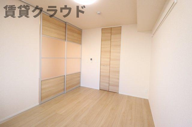 明幸2番館の寝室|広くて明るい寝室