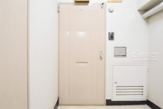 【その他共用部分】 | 皆様をお迎えする、お部屋の玄関ドア。開けやすさや開放角度、ドアノブの操作しやすさや鍵の形状などを、現地で一度ご確認ください。