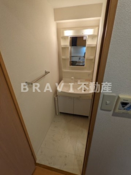 シャルマンフジ大阪城南　BRAVI不動産の洗面所|【シャルマンフジ大阪城南】ゆったりとスペースのある洗面所