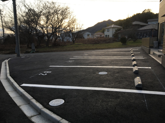 グランドライフの駐車場