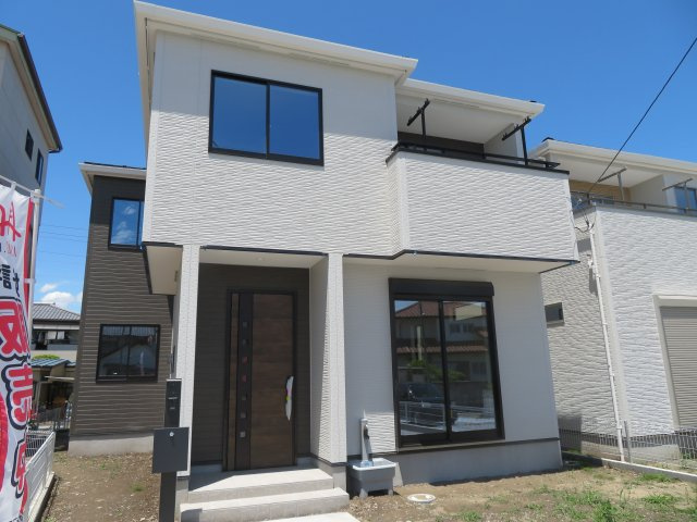 高崎市吉井町6期（全3棟）2号棟の外観|ナチュラルで飽きの来ないデザインは流行に左右されない家の形です。外構も綺麗に仕上がっています(^▽^)/
