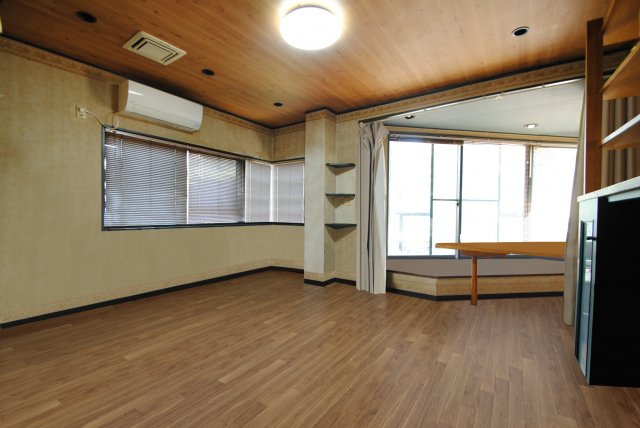 清瀬市野塩４丁目　中古住宅の居間・リビング|※家具を消す加工をしております。