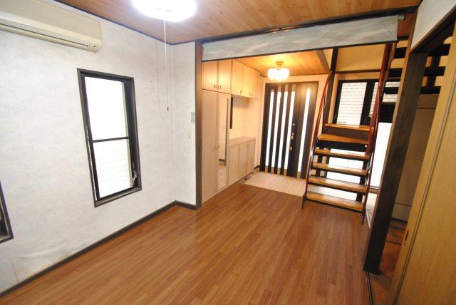 清瀬市野塩４丁目　中古住宅の玄関|※家具を消す加工をしております。