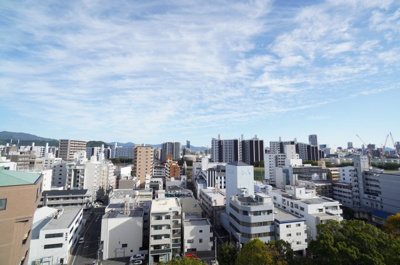 【展望】 | ダイアパレス横川公園（リノベ済） | 【四季を感じる】
四季の移ろい・爽やかな青空や風を感じられ
自然を愉しめるパノラマビュー。
毎日の暮らしに余裕を感じさせてくれる、
遮る物の無い開放的な眺望を是非、ご堪能ください。