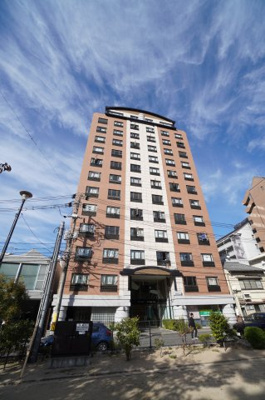 【外観】 | ダイアパレス横川公園（リノベ済） | 【耐震性】
耐震性の高さを判断するポイントは、
建築確認申請日が1981年6月1日以降の
新耐震基準に適合しているかどうか。
震度６程度の大地震でも
建物が崩壊しないレベルが基準になりました。