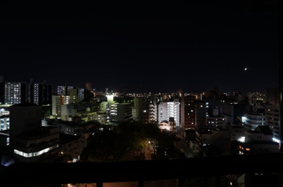 【展望】 | ダイアパレス横川公園（リノベ済） | 【Night View】
物件からの夜の景色は、隠れ夜景スポットのよう。
お仕事から疲れて帰ってきて、この夜景を楽しめるのも
この立地ならでは。
もう少し早い時間のサンセット夜景もキレイかも。
