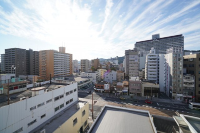 【展望】 | シティー横川（リノベ済） | 【四季を感じる】
四季の移ろい・爽やかな青空や風を感じられ
自然を愉しめるパノラマビュー。
毎日の暮らしに余裕を感じさせてくれる、
遮る物の無い開放的な眺望を是非、ご堪能ください。