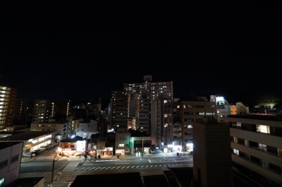 【展望】 | シティー横川（リノベ済） | 【Night View】
物件からの夜の景色は、隠れ夜景スポットのよう。
お仕事から疲れて帰ってきて、この夜景を楽しめるのも
この立地ならでは。
もう少し早い時間のサンセット夜景もキレイかも。