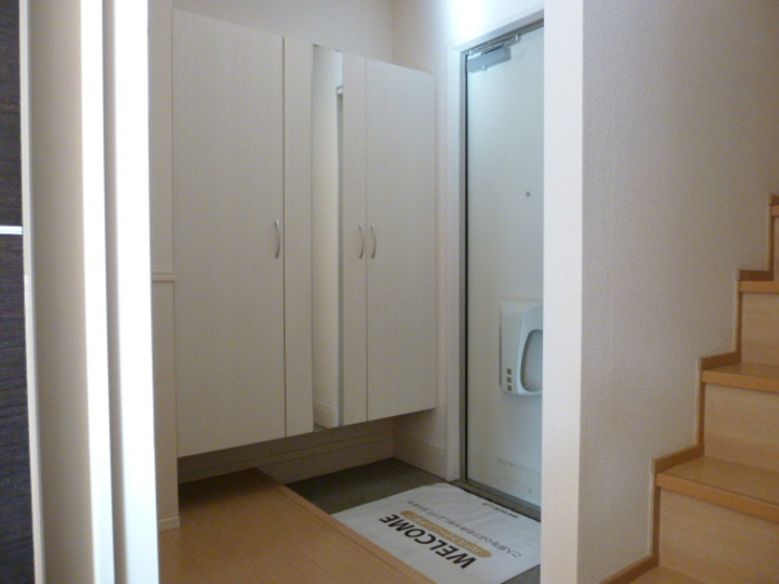 クレシェンテ市川の玄関