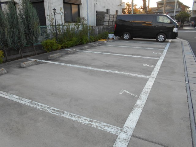 クレシェンテ市川の駐車場