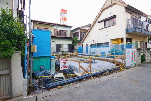 越谷市大間野町　新築戸建ての前面道路含む現地写真