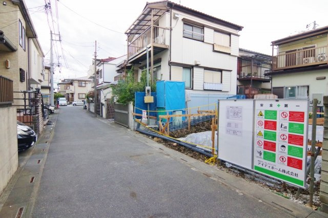越谷市大間野町　新築戸建ての前面道路含む現地写真