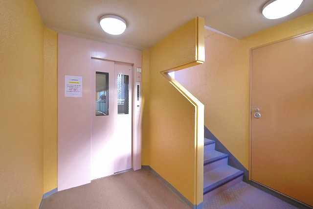 シティパレスＪＲ奈良Ｐ７のエントランス|エレベーター付きで上階でも安心です。