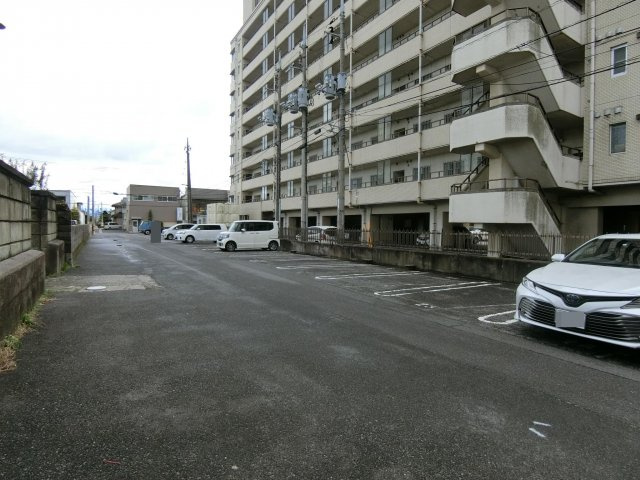 アルビヨン錦の駐車場