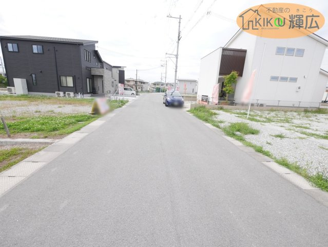 【前面道路含む現地写真】 | 高砂市荒井町小松原4丁目（全8）土地8号地 | 前面道路6ｍです。