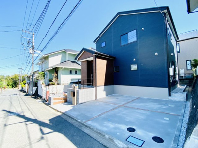 【前面道路含む現地写真】 | ◆敷地４３坪！４ＬＤＫ+庭／車並列２台◆仲介手数料不要！藤沢市西俣野 | 陽が降り注ぐ現地は穏やかで明るい印象をお持ち頂けます！広々した交通量の少ない幅員５.９ｍの前面道路に接道！はす向かいには公園がございます。