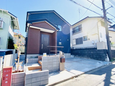 【前面道路含む現地写真】 | ◆敷地４３坪！４ＬＤＫ+庭／車並列２台◆仲介手数料不要！藤沢市西俣野 | 整形地４３坪ありますので通常の住宅地よりゆとりが感じられます。広々した交通量の少ない幅員５.９ｍの前面道路に接道！はす向かいには公園がございます。