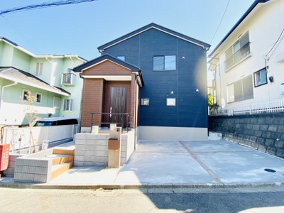 【外観】 | ◆敷地４３坪！４ＬＤＫ+庭／車並列２台◆仲介手数料不要！藤沢市西俣野 | 陽が降り注ぐ現地は穏やかで明るい印象、ゆとりのある敷地と前面道路で、周辺環境含め伸び伸びとした印象です☆