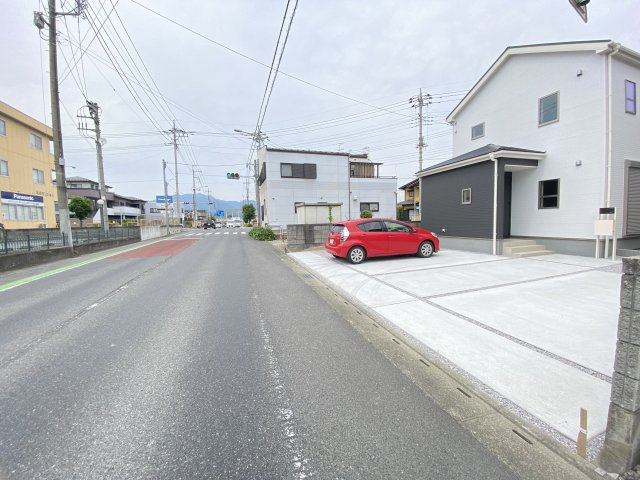 新築　渋川市坂下第3　Livele Garden.S　1号棟の前面道路含む現地写真|現地写真　西側接道幅員約7.4ｍ