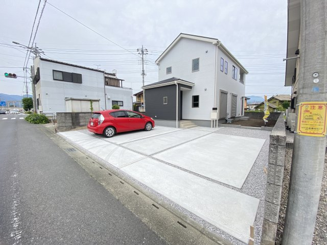 新築　渋川市坂下第3　Livele Garden.S　1号棟の駐車場|現地写真　 駐車スペース広々！建物西側に並列で4台置けます♪					
