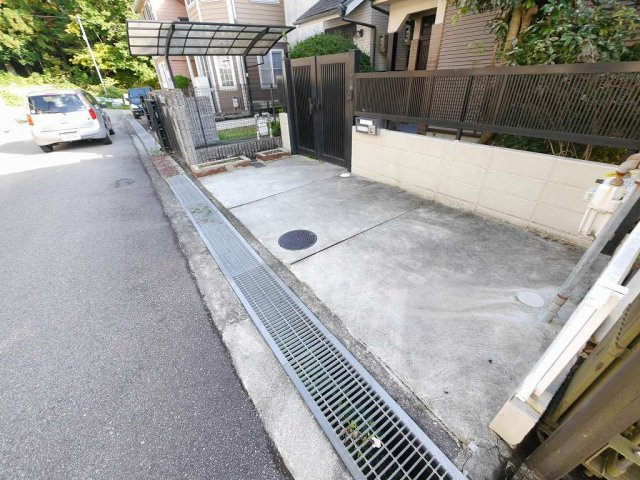 神戸市北区花山台20-36戸建の駐車場|小型車に限る（サイズ現地要確認）