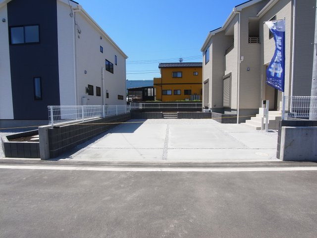 新築　北群馬郡吉岡町上野田第2　Livele Garden.S　1号棟の駐車場|現地写真　駐車スペースは並列2台分可能です！					
