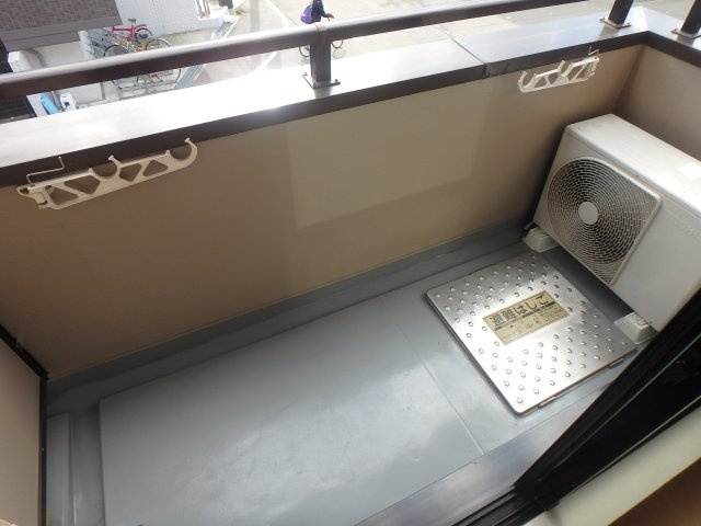 【バルコニー】 | パレ北昭和 | 外からの目が気にならないバルコニーで洗濯物が干せます