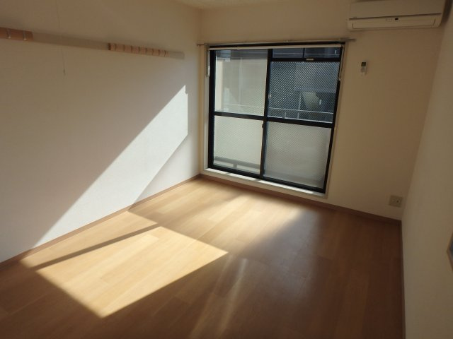 【寝室】 | パレ北昭和 | 広くて明るい寝室