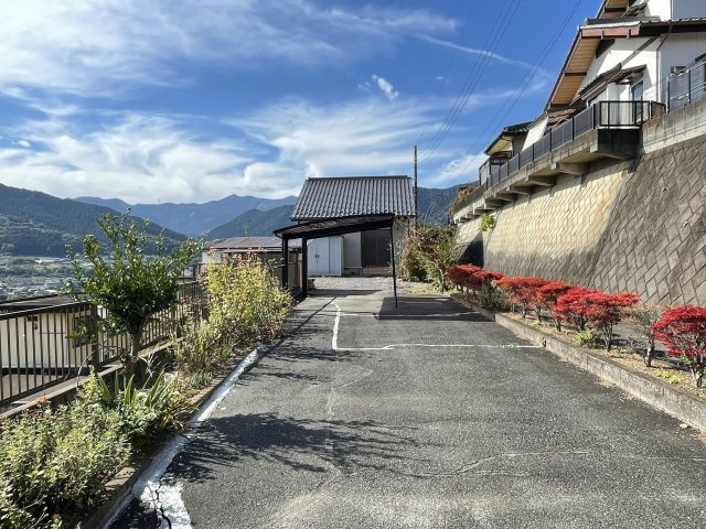 藤岡市鬼石　中古一戸建ての前面道路含む現地写真