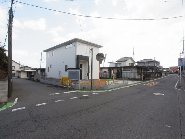 新築　渋川市半田4期　1号棟の前面道路含む現地写真|西側接道幅員約7ｍ　北側接道幅員約5.3ｍ