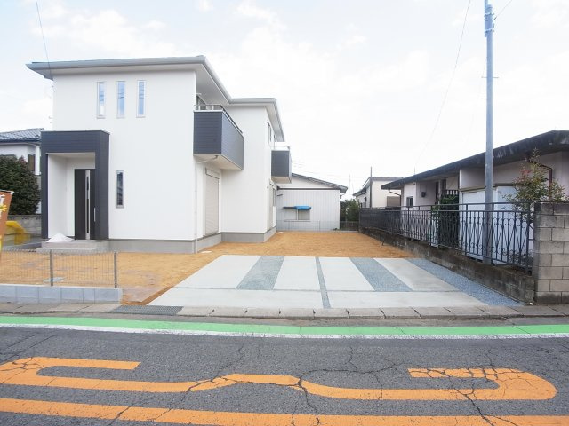 新築　渋川市半田4期　1号棟の駐車場|現地写真　駐車スペースは建物西側に並列2台分可能です！
