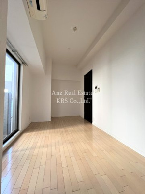 【居間・リビング】 | サムティ南堀江ＬＵＣＥ | エアコン付き！7.3帖の洋室です♪