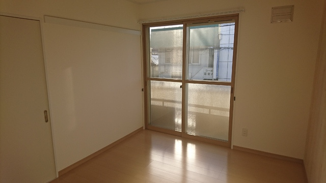 ゼルコバレジデンスA棟の洋室