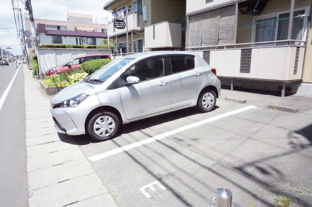 ゼルコバレジデンスA棟の駐車場