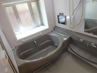 【浴室】 | 新千葉戸建貸家 | 窓もあって開放的な浴室。TV・ミストサウナもついています（※残置物となります。）