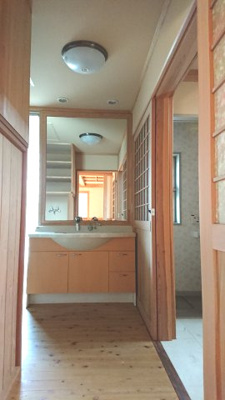 【洗面所】 | 新千葉戸建貸家 | 大型洗面台で2人並んで身支度できますね。