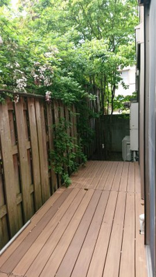 【庭】 | 新千葉戸建貸家 | ウッドデッキは木々に囲まれて癒しの空間。