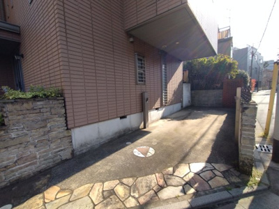 【駐車場】 | 新千葉戸建貸家 | 縦列２台駐車可・大型ハイルーフ車も駐車可能です！