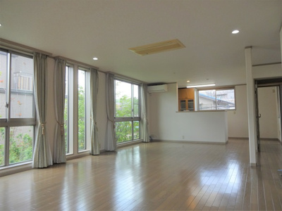 【居間・リビング】 | 新千葉戸建貸家 | 30.5帖の開放的なリビング