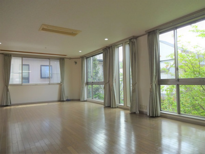 【内装】 | 新千葉戸建貸家 | 電動シャッターもついて、開閉もらくらく