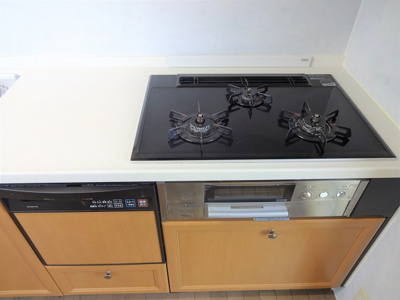 【キッチン】 | 新千葉戸建貸家 | ガラストップの3ツ口コンロ・グリル付きです。