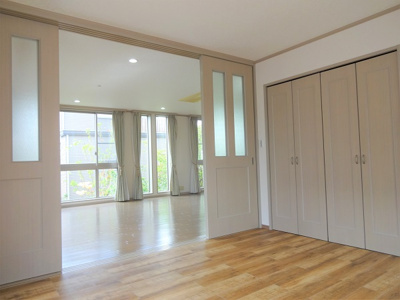 【内装】 | 新千葉戸建貸家 | 2階7.3帖洋室。リビングと繋げて使用できます。