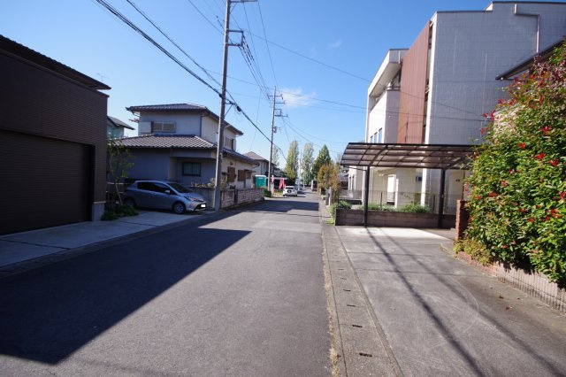 宇都宮市中今泉４丁目　中古戸建の前面道路含む現地写真|南側６ｍ道路に面しています