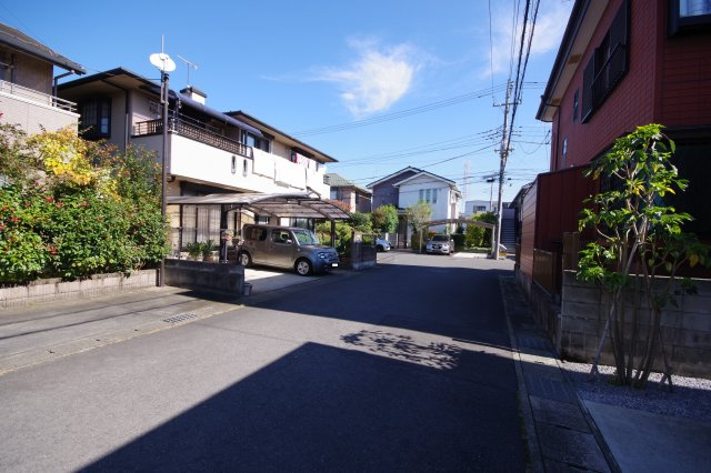 宇都宮市中今泉４丁目　中古戸建の前面道路含む現地写真|車のすれ違いもらくちん