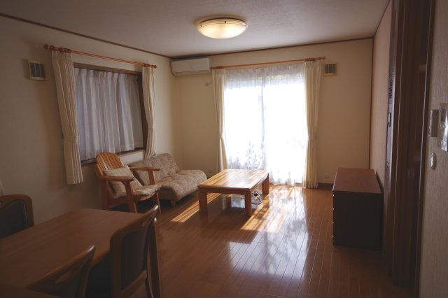 宇都宮市中今泉４丁目　中古戸建の居間・リビング|ダイニングテーブルやソファも楽々置けます