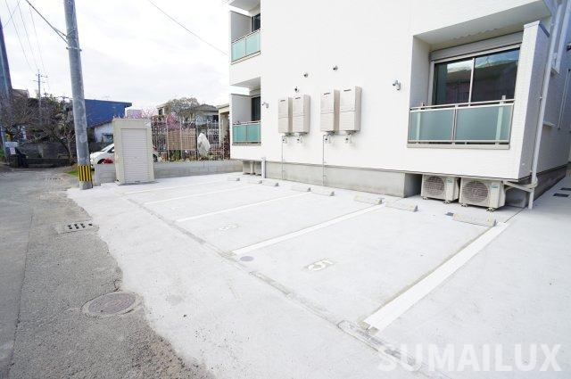 G-smart坪井の駐車場